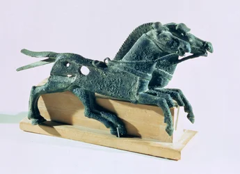 Wangenstücke in Form von Pferden, gefunden in Asche im Portikus der Hundert-Säulen-Halle in Persepolis, ca. 500 v. Chr.